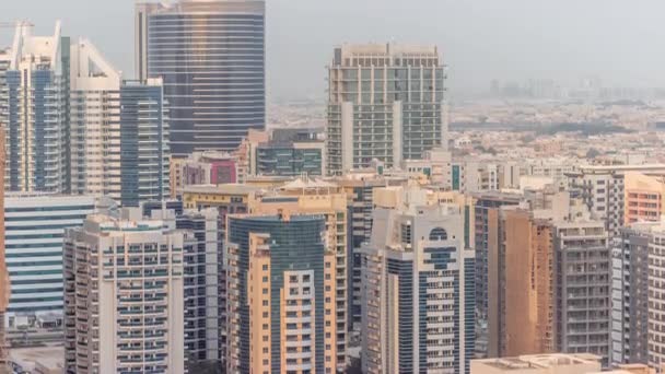 Небоскрёбы в районе Барша-Хайтс и малоэтажные здания в зеленом районе. Дубайский горизонт — стоковое видео