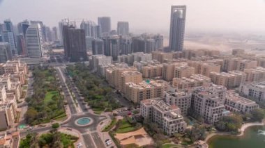 Barsha Heights bölgesindeki gökdelenler ve Greenens bölgesindeki alçak binalar tüm gün boyunca zaman ayarlı. Dubai silueti