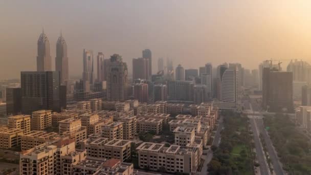 Rascacielos en el distrito de Barsha Heights y edificios de poca altura en el timelapse aéreo del distrito Greens. Dubai skyline — Vídeos de Stock