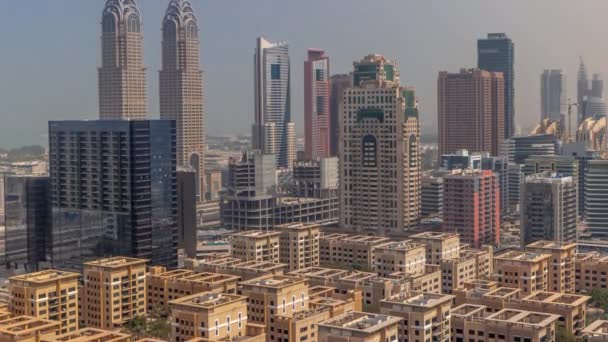 Skyskrapor i Barsha Heights distrikt och låga byggnader i gröna distriktet antenn hela dagen timelapse. Dubais skyline — Stockvideo