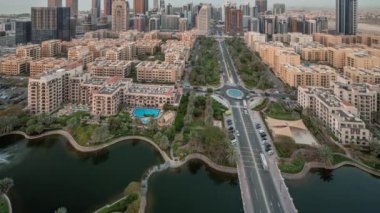 Barsha Heights bölgesindeki gökdelenler ve Greenens bölgesindeki düşük katlı binalar gündüz ve gece saatleri.