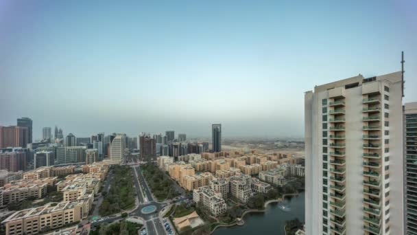 Felhőkarcolók a Barsha Heights kerületben és alacsony felhőfokú épületek a Greens kerületben légi nappal és éjszaka időeltolódás. — Stock videók