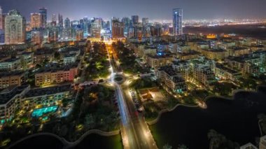 Barsha Heights bölgesindeki gökdelenler ve Yeşiller bölgesindeki alçak binalar..