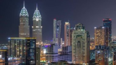 Barsha Heights bölgesinde gökdelenler ve tüm gece boyunca internet şehir kuleleri antenleri.