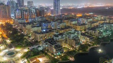 Barsha Heights bölgesindeki gökdelenler ve Yeşiller bölgesindeki alçak binalar..