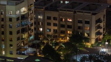 Yeşiller Bölgesi hava sahasındaki iç avlu ve alçak katlı binalar..