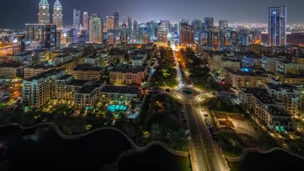 Skyskrapor i distriktet Barsha Heights och låghöjdsbyggnader i stadsdelen Greens antenn natt timelapse. — Stockvideo