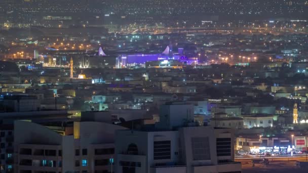 Rascacielos en el distrito de Barsha Heights y edificios de poca altura en el timelapse nocturno aéreo del distrito de Greens. — Vídeo de stock