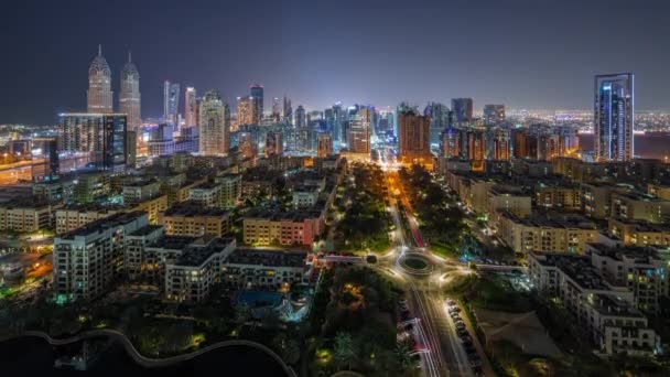 Arranha-céus em Barsha Heights distrito e edifícios baixos em Greens distrito aéreo durante toda a noite timelapse. — Vídeo de Stock