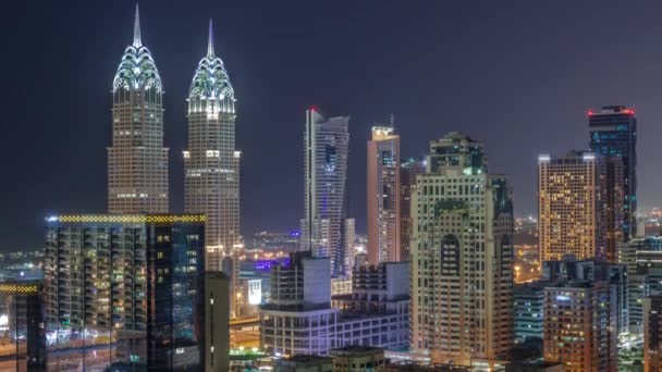 Ουρανοξύστες στην περιοχή Barsha Heights και πύργους διαδικτύου κεραία όλη τη νύχτα timelapse. — Αρχείο Βίντεο
