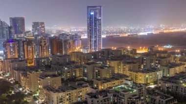 Barsha Heights bölgesindeki gökdelenler ve Greenens bölgesindeki alçak binalar tüm gece boyunca zaman ayarlı..