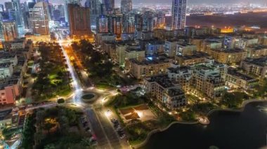 Barsha Heights bölgesindeki gökdelenler ve Yeşiller bölgesindeki alçak binalar..