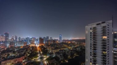 Barsha Heights bölgesindeki gökdelenler ve Greenens bölgesindeki alçak binalar tüm gece boyunca zaman ayarlı..