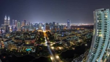 Barsha Heights bölgesinde gökdelenleri ve Yeşiller bölgesinde alçak binaları olan panorama.