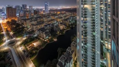 Yeşiller Bölgesi 'ndeki göl ve alçak binalar tüm gece boyunca antenle kaplıdır..