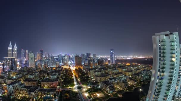 Panorama med skyskrapor i distriktet Barsha Heights och låga byggnader i gröna distriktet antenn hela natten timelapse. — Stockvideo