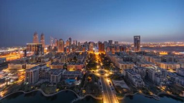 Barsha Heights bölgesindeki gökdelenler panoraması ve Greenens bölgesindeki alçak binalar gece gündüz gökdelenler.