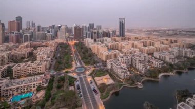 Barsha Heights bölgesindeki gökdelenler ve Greenens bölgesindeki düşük katlı binalar gündüz ve gece saatleri.