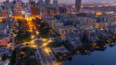 Barsha Heights bölgesindeki gökdelenler ve Greenens bölgesindeki düşük katlı binalar gece gündüz hava durumu.