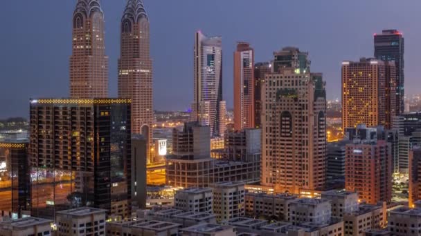 Rascacielos en el distrito de Barsha Heights y torres de internet de la ciudad antena noche al día timelapse. — Vídeos de Stock