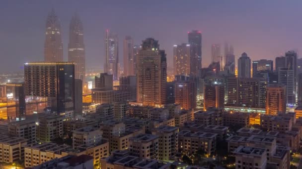 Arranha-céus no distrito de Barsha Heights e edifícios baixos no distrito de Greens noite aérea para o dia timelapse. — Vídeo de Stock