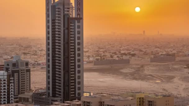 Zonsopgang boven wolkenkrabbers in Barsha Heights wijk en villa huizen op een achtergrond luchtfoto timelapse. — Stockvideo