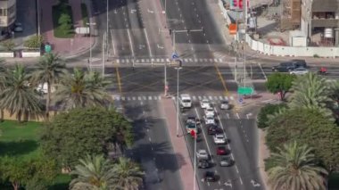 Barsha Heights ve Yeşiller bölgesindeki kavşağın kavşağında trafik vardı..