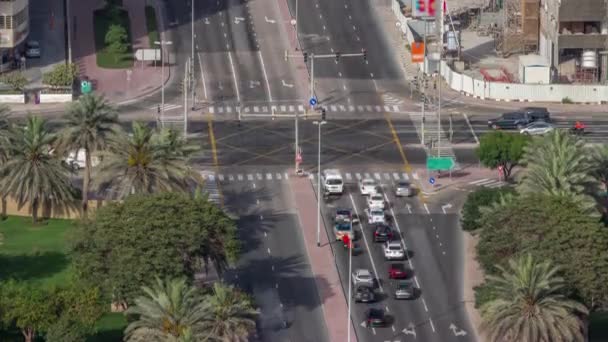 Barsha Heights ve Yeşiller bölgesindeki kavşağın kavşağında trafik vardı.. — Stok video