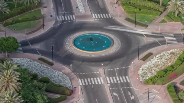 Tráfego em um cruzamento de estrada com rotunda em Barsha Heights e Greens distrito aéreo timelapse. — Vídeo de Stock