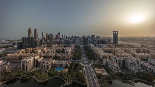 Panorama de arranha-céus em Barsha Heights distrito e edifícios de baixo crescimento em Greens distrito aéreo durante todo o dia timelapse. — Vídeo de Stock