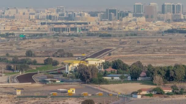 Dubai skyline dengan villa rumah dan lokasi konstruksi baru menara di latar belakang udara timelapse. — Stok Video