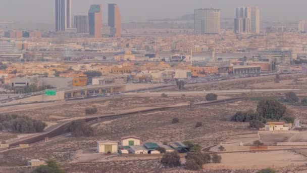 Dubai silueti, villa evleri ve arka planda hava zaman aralığında yeni kulelerin inşa edildiği bir inşaat sahası.. — Stok video