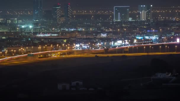 Skyline Dubai con casas de villa y el sitio de construcción de nuevas torres en un timelapse noche aérea de fondo. — Vídeo de stock