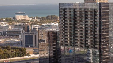 Barsha Heights bölgesindeki gökdelenler ve yatı su saatinde olan internet şehri. Ofis binalarıyla Dubai silueti
