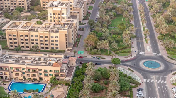 Nízké Budovy Čtvrti Greens Bazénem Vzdušné Timelapse Dubaj Panorama Palmami — Stock fotografie