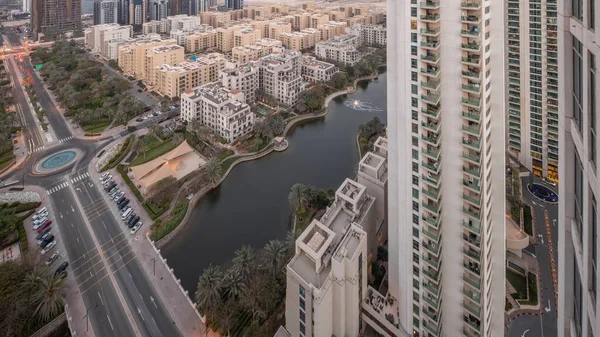 Estanque Edificios Poca Altura Greens Distrito Aéreo Día Noche Timelapse — Foto de Stock