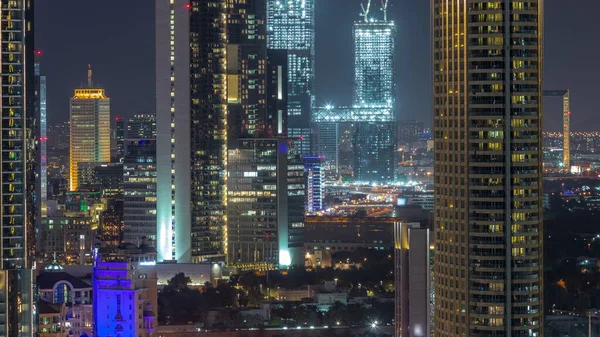 迪拜国际金融中心 Dubai International Financial Centre 地区摩天大楼的空中景观 以及建筑工地夜间从市中心经过的情景 办公室用玻璃建成 宾馆用现代建筑建成 — 图库照片