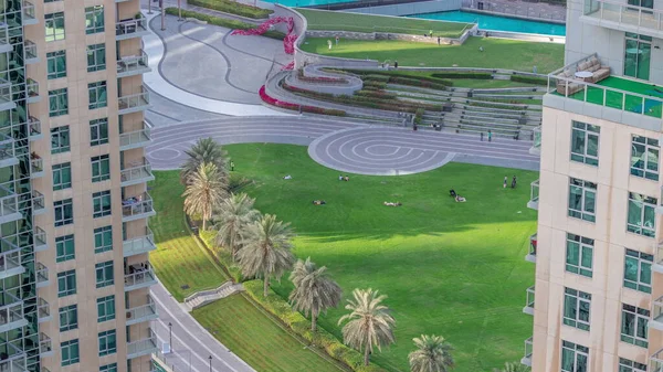 Fıskiyelerin Yanındaki Yeşil Çimenli Park Dubai Şehir Merkezindeki Yapay Göl — Stok fotoğraf