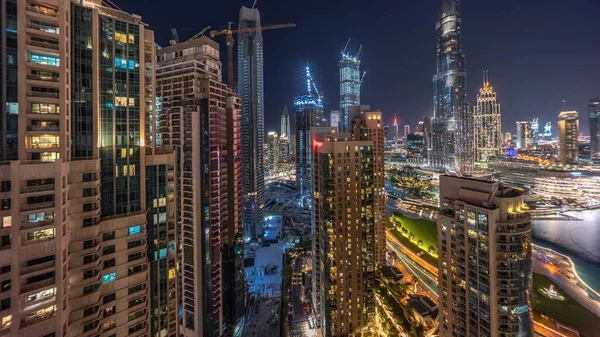 ドバイ高層ビルが建ち並ぶダウンタウンの高層ビル街 輝く窓と上からのトラフィックと忙しい道路と新しい塔 — ストック写真