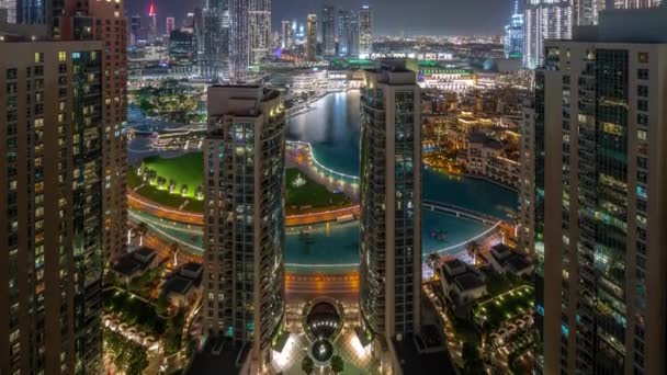 Dubaj Centrum města městská krajina s nejvyšší mrakodrapy kolem letecké noci timelapse. — Stock video