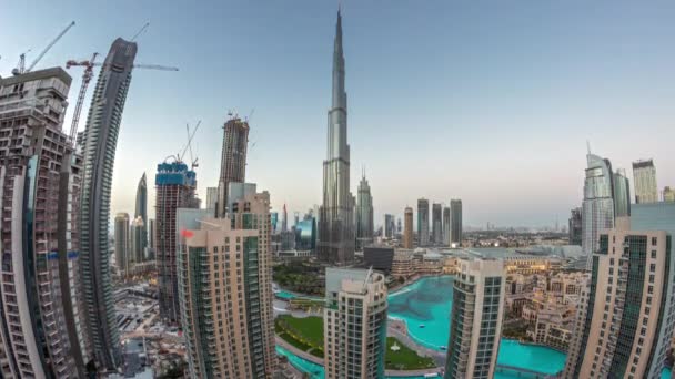 Dubai Downtown stadsgezicht met de hoogste wolkenkrabbers rond antenne dag tot nacht timelapse. — Stockvideo