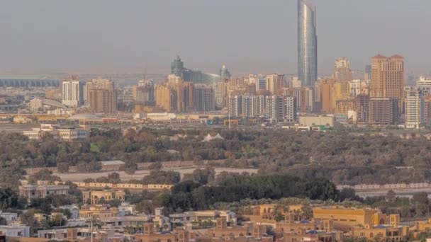 Skyline de la ciudad de Dubai con rascacielos modernos en Deira y el distrito de Zabeel timelapse aéreo — Vídeo de stock