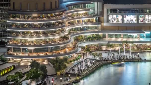 Einkaufszentrum mit Restaurants in der Nähe des Springbrunnensees in Dubai Downtown, Vereinigte Arabische Emirate — Stockvideo