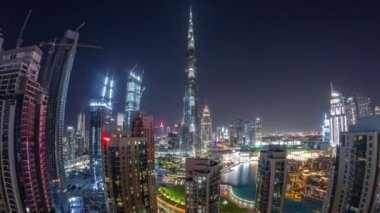 Dubai şehir merkezinin panoramasında tüm gece boyunca havanın etrafında en yüksek gökdelenler vardı..