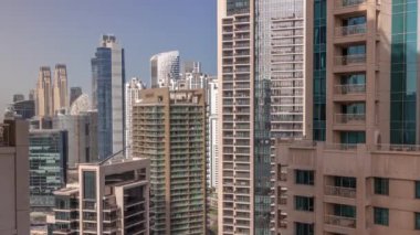 Şehir merkezindeki modern Dubai mimarisi ile hava manzarası zaman çizelgesi.