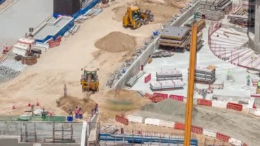 Kazıcılar ve buldozerler yeni gökdelen hava zaman çizelgesinin şantiyesinde çalışıyorlar..