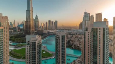 Gün doğarken Dubai şehir merkezi manzarası. Hava zaman çizelgesi etrafında en yüksek gökdelenler.