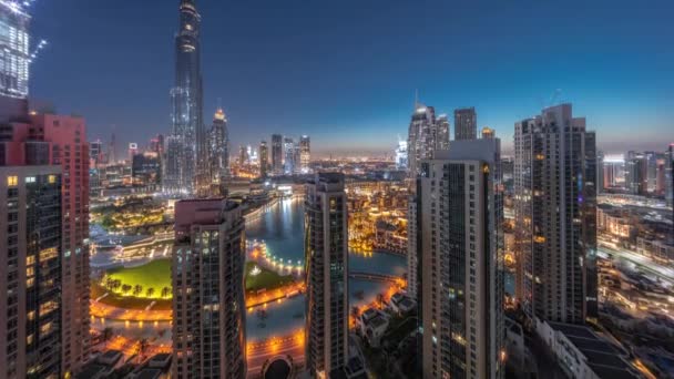 Dubai Downtown cityscape з високими хмарочосами навколо повітряної ночі в день timelapse. — стокове відео