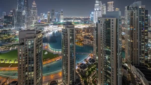 Panorama que muestra el paisaje urbano del centro de Dubái con rascacielos más altos alrededor del timelapse aéreo nocturno. — Vídeo de stock