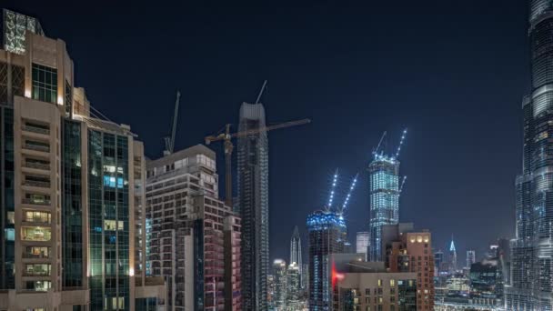 Panorama mostrando paisaje urbano aéreo noche timelapse con arquitectura iluminada del centro de Dubai. — Vídeos de Stock